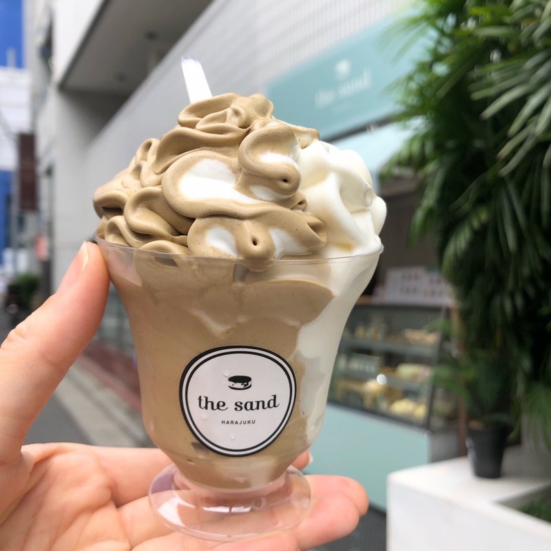 ほうじ茶×ミルク芸術ソフト(the sand Harajuku)