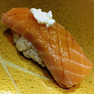 握り キングサーモンのマスカルポーネチーズ(横浜 鮨 ふくじゅ)