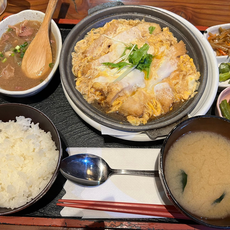 カツ煮定食：煮込み(鳥一 外苑前店 （とりいち）)