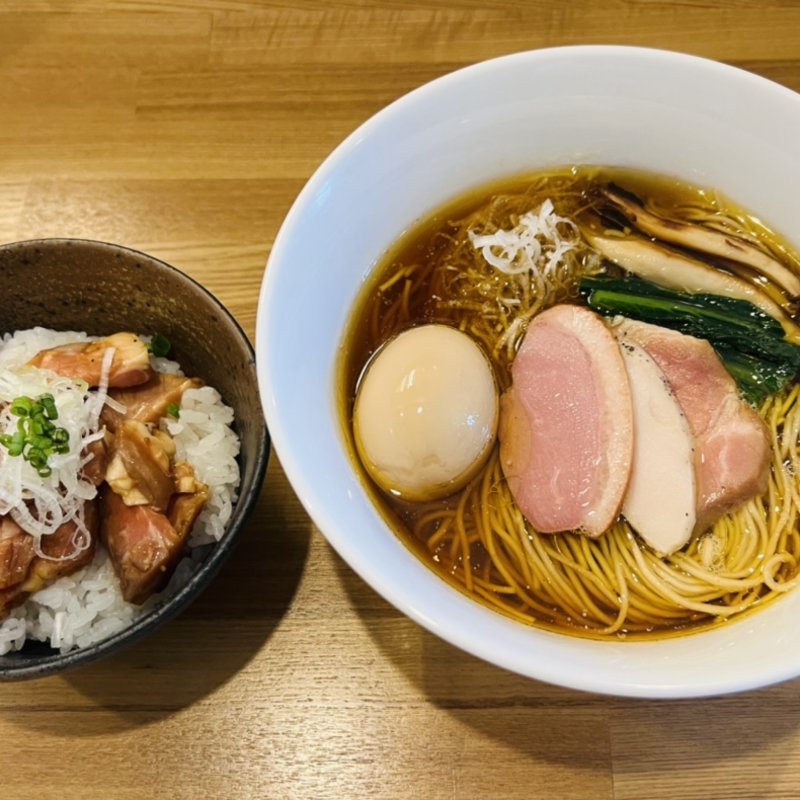 特製芳醇中華そば（醤油）、豚チャーシュー丼（甘辛ユッケ風味）(麺屋 龍壽)
