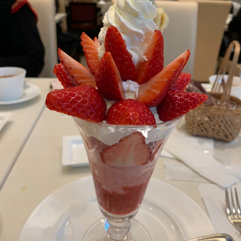 クイーンストロベリーパフェ(千疋屋総本店フルーツパーラー)