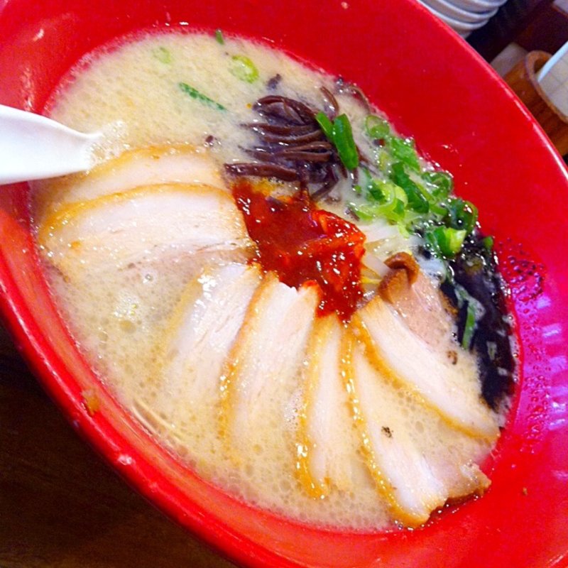 煮玉子入りの定番ラーメン(一風堂 大名本店)