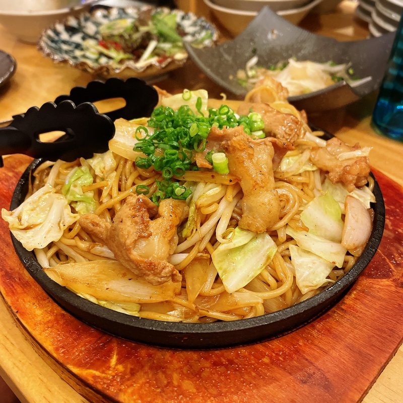 特製タレで焼く ホルモン焼そば(鉄板・粉もん酒場 sambu（サンブ）)