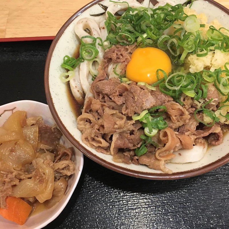 ぶっかけ冷肉生玉子トッピング(うどん 讃く)