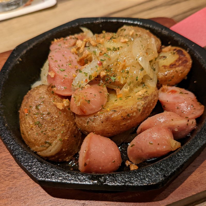 ポテトとソーセージの鉄板炒め(銀座ライオンLEO ネクスト船橋店)