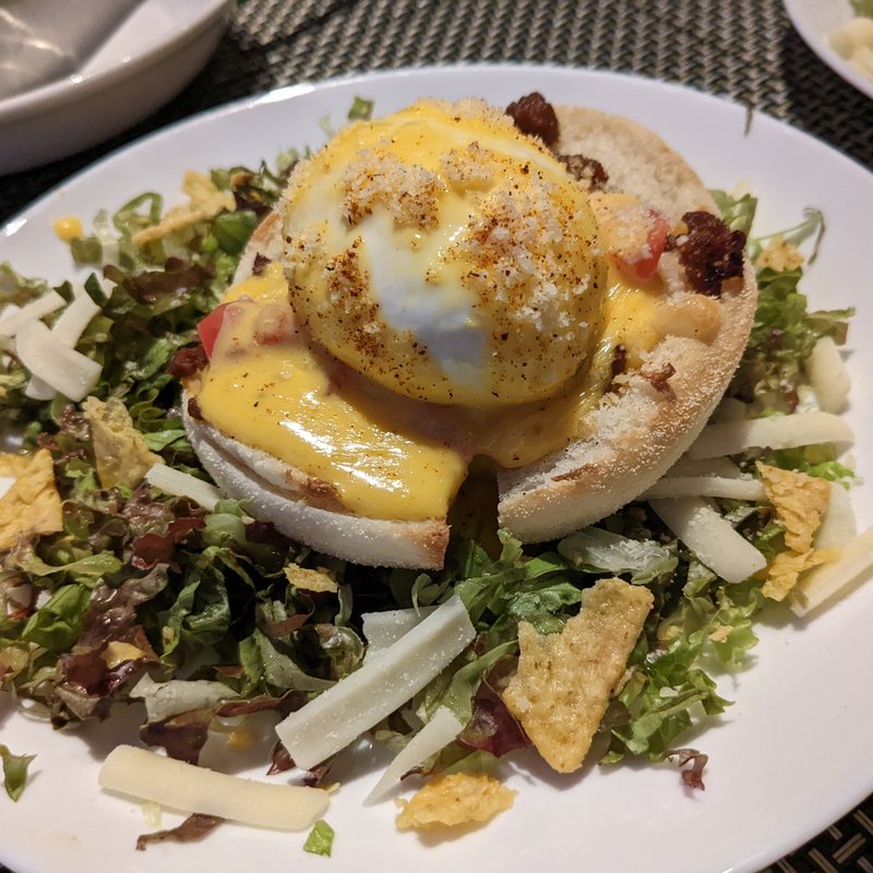 タコエッグベネディクト(THE LIVING)