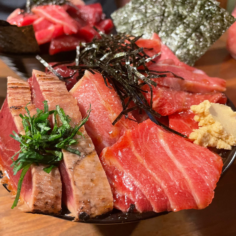 赤身と中トロのハーフ丼(鶴橋まぐろ食堂)