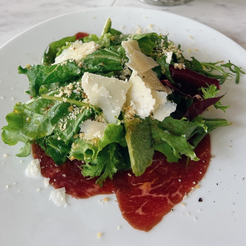 牛肉のブレザオラ仕立てのサラダ(FRATELLI PARADISO)