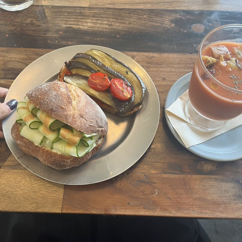 (ユニバーサルベイクス アンド カフェ)