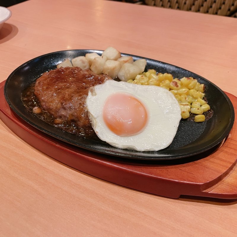 牛100%オニオンソースのハンバーグ(サイゼリヤ 神保町店 )