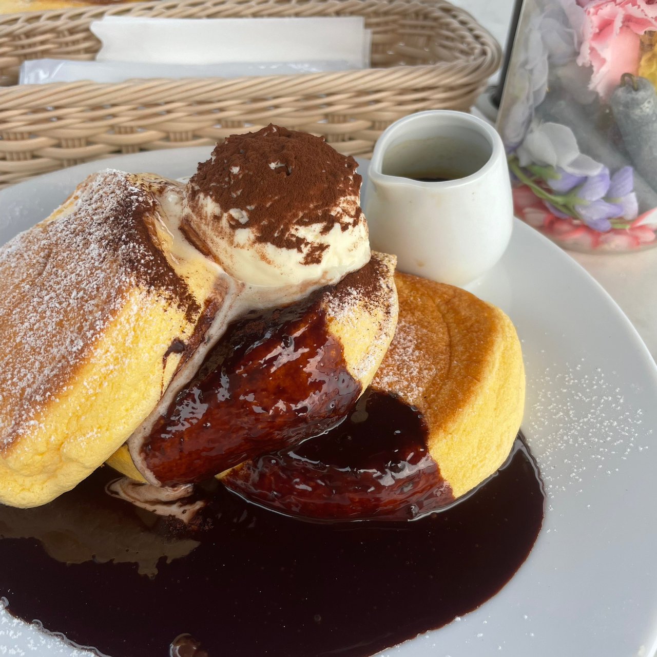 ホットチョコレートパンケーキ自家製グラノーラがけ(幸せのパンケーキ