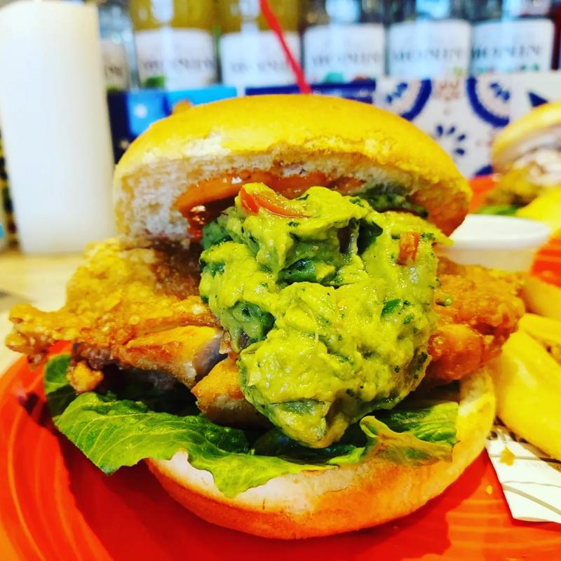 チキンアボカドバーガー(AVOCADO HOUSE NAMBA （アボカドハウス）)