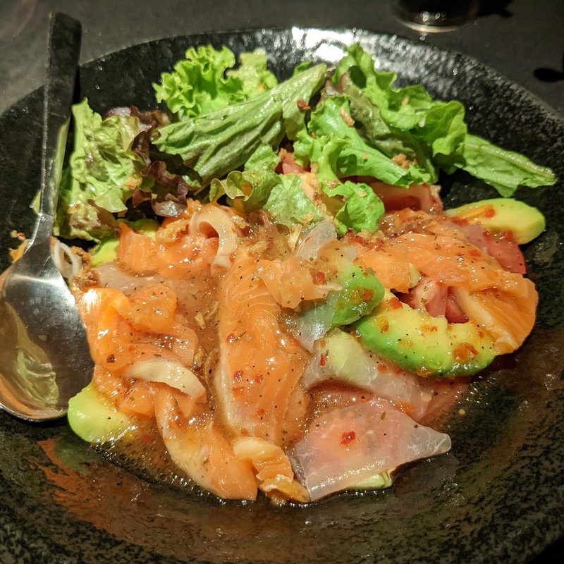 サーモンとアボカドサラダ(個室居酒屋 京 藤沢駅前店)