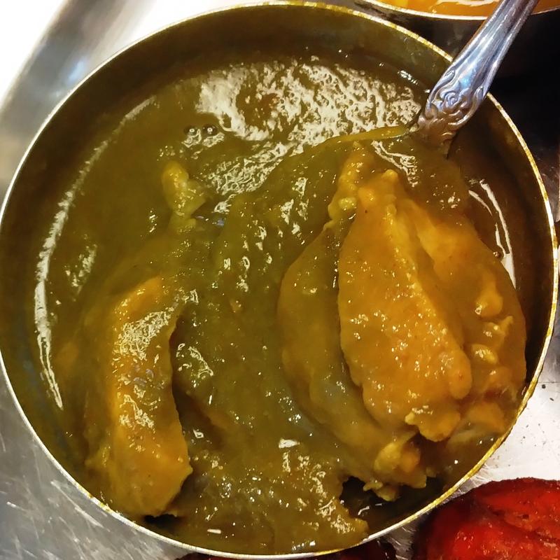 ほうれん草ベースのチキンカレー(シンドール （Sindur）)