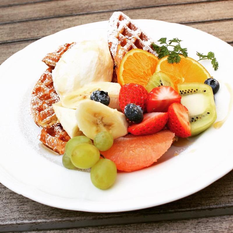 マスカルポーネクリームとフルーツのwaffle(カフェドラパン)