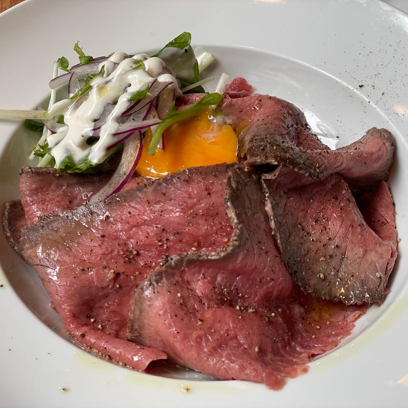 国産霜降り牛のローストビーフ丼(ワインバル ゴルゴン9 海老名店)