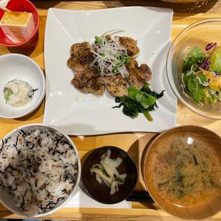 鶏の黒胡麻七味焼き(おぼんdeごはん LECT店)