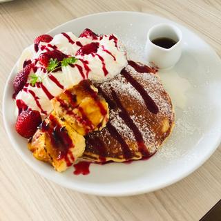 苺とクリームブリュレのパンケーキ　〜フランボワーズソース〜(バター 横浜ベイクォーター （Butter）)