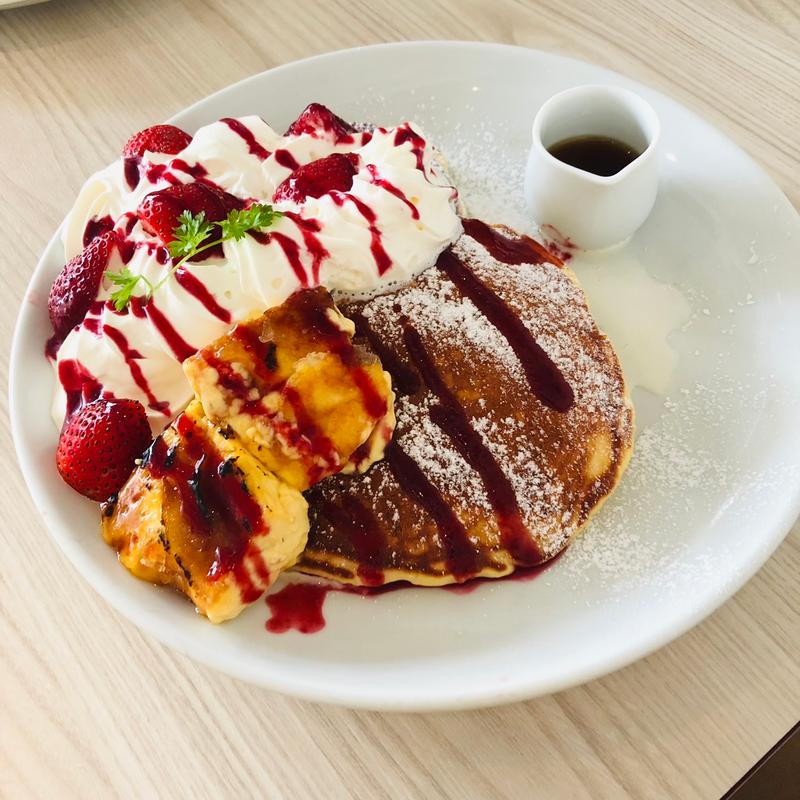 苺とクリームブリュレのパンケーキ　〜フランボワーズソース〜(パンケーキ専門店 Butter 横浜ベイクォーター)