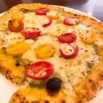 ランチコース　トマトとモッツァレラチーズのピザ