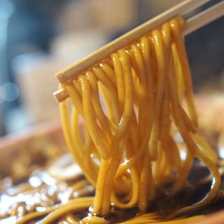 〈数量限定〉小魚醤油ラーメン「自由」(ラーメン大戦争 せんば心斎橋店)