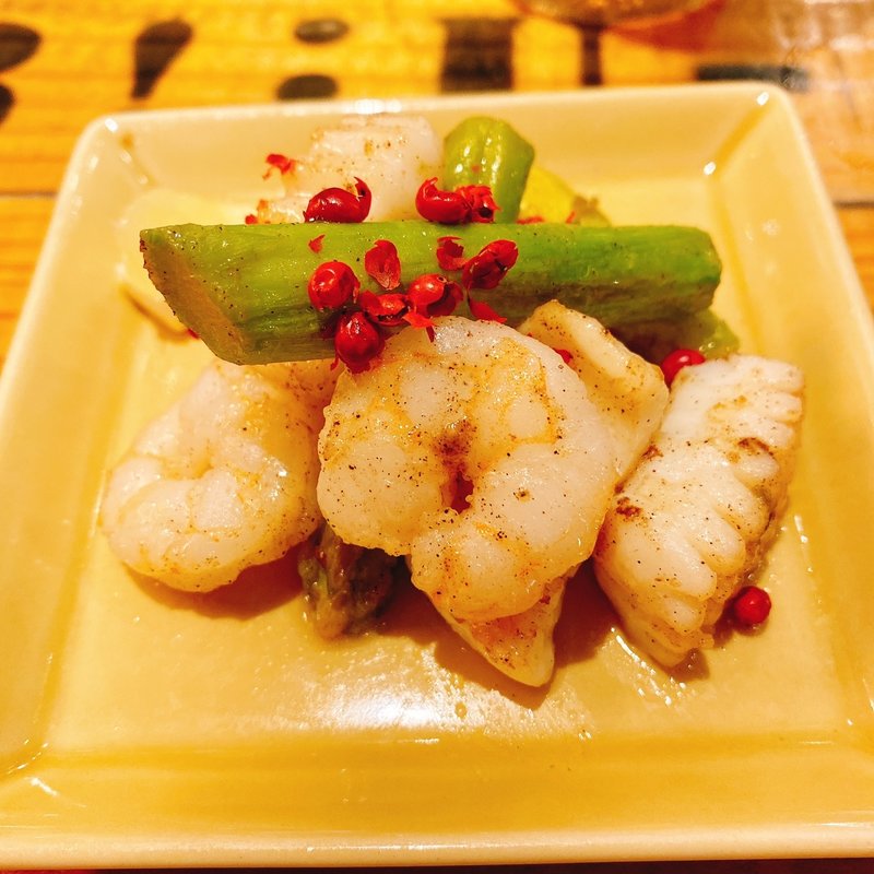 シーフードとアスパラの塩炒め(立呑処 ハチハチ )