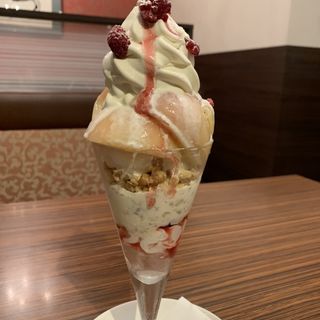 まるごと桃のソフトクリームパフェ(本庄珈琲うふふ )