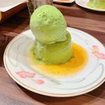 抹茶プリンのアイスクリーム乗せ