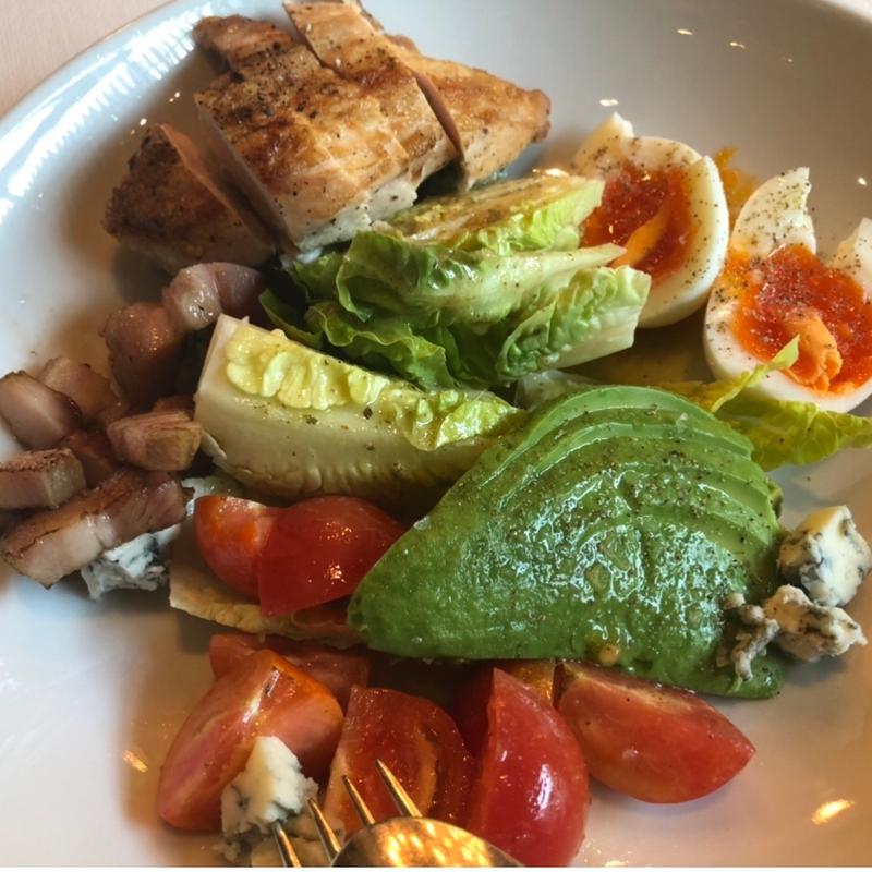 コブサラダ チキン アボカド トマト 卵 クリスピーベーコン ブルーチーズ(ステーキハウス オークドア)