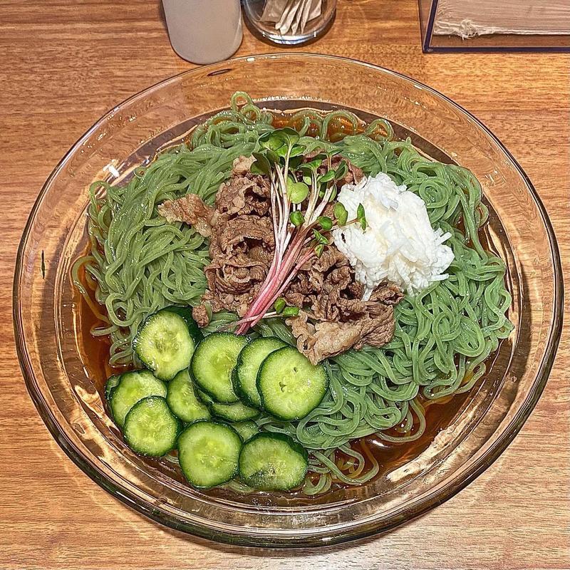 牛肉と胡瓜のわさび漬けのぶっかけ鶏Soba(鶏Soba Toraや)
