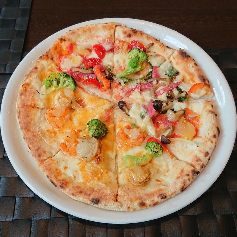 旬ウニたっぷりの窯焼きピッツァ＋具だくさんのカプリチョーザピッツァ(GRATIA (グラティア))