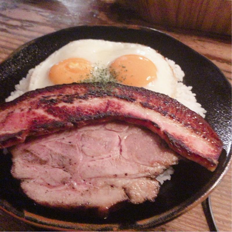 ベーコンエッグとローストポークカレー(ヴィラ・アフガン )