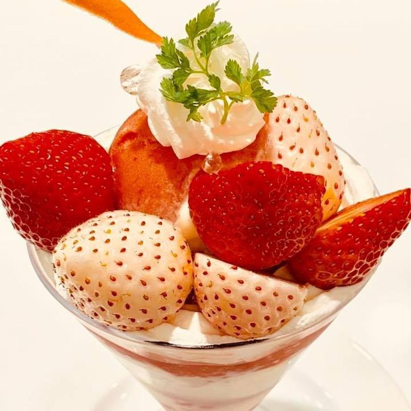 白苺のパフェ(タカノフルーツパーラー 池袋東武店)