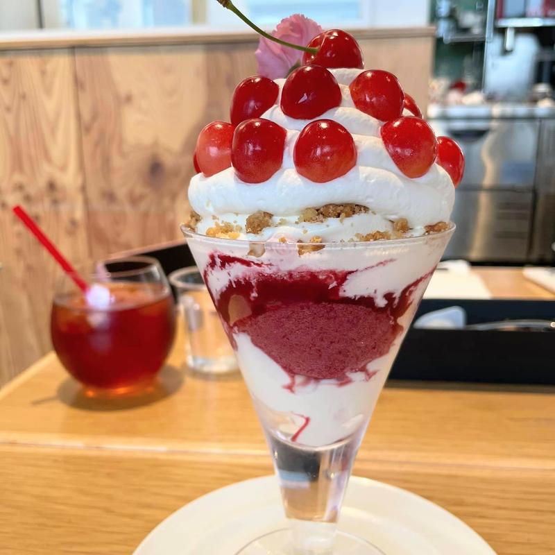 さくらんぼのパフェ(水信フルーツパーラーラボ)
