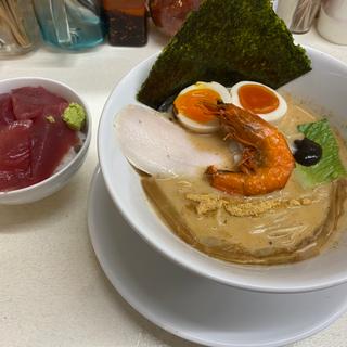 味玉濃厚海老そば(1200)ミニマグロ丼(500)(マグロ卸とマグロ丼の店ウミノイロ)