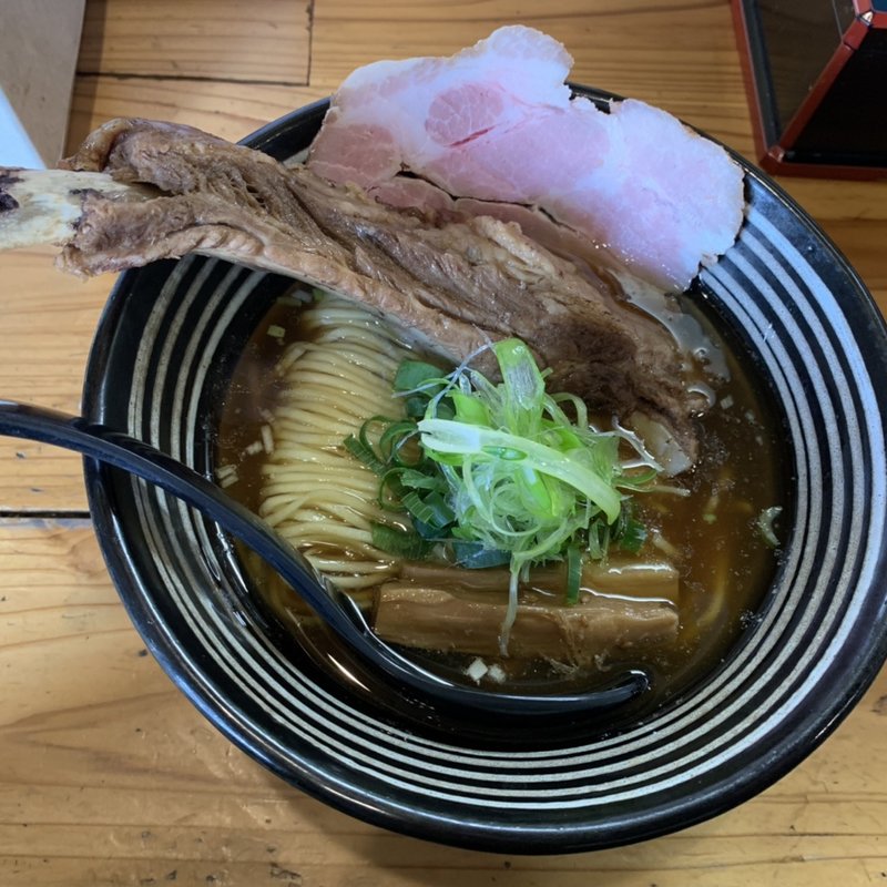 あっさりしょうゆらーめん＋スペアリブチャーシュー(極麺 青二犀 （ゴクメン アオニサイ）)