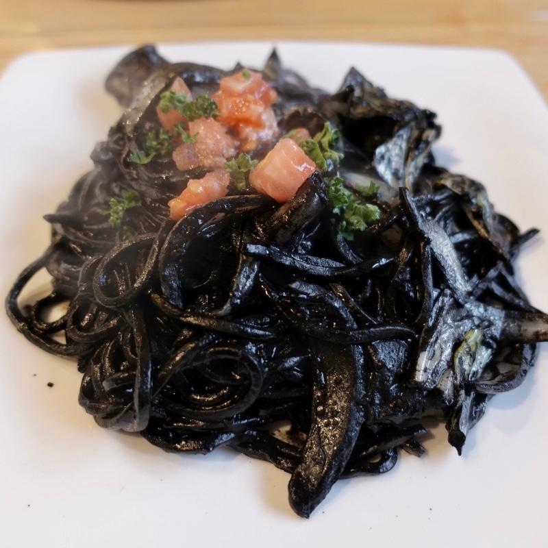 イカスミ焼そば(まるしょう )