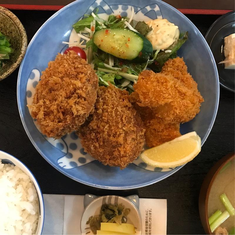 メンチカツ2個とカキフライの定食(猫丸食堂)