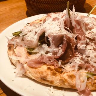 生ハムとパルメジャーノチーズのピザ(ベーカリー&レストラン 沢村 新宿 )