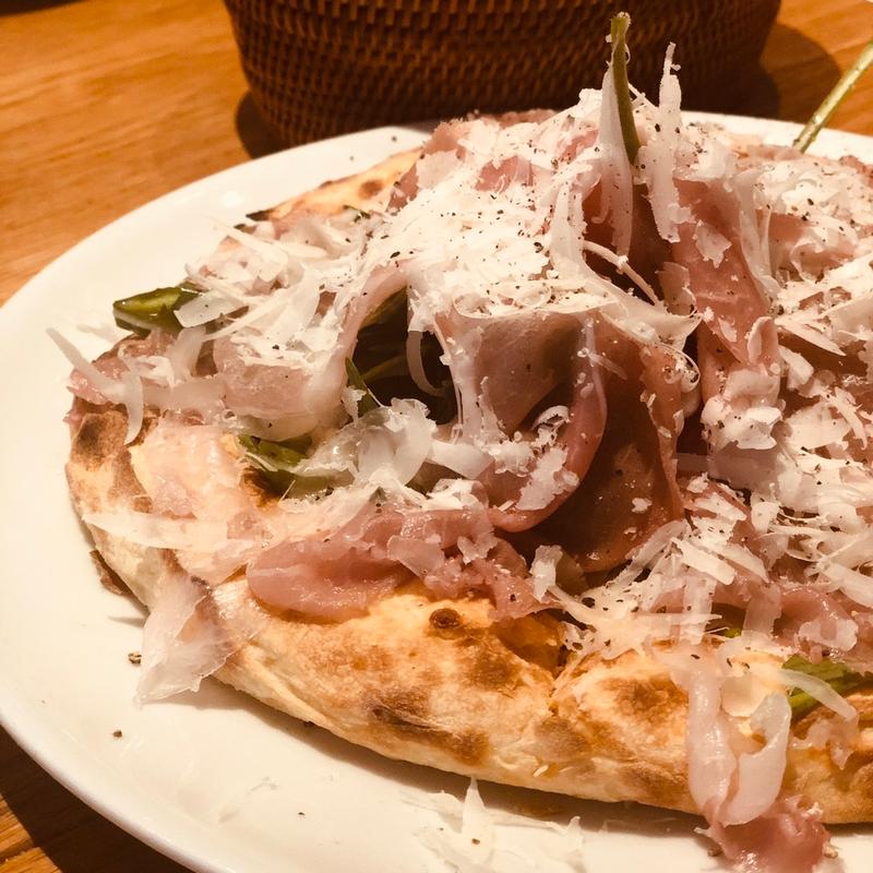 生ハムとパルメジャーノチーズのピザ(ベーカリー＆レストラン 沢村 新宿)