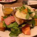 グリルチキンサラダ／ベーコン、フライドエッグ、ポテト、イエローフレンチドレッシング(RHC カフェ川崎店)