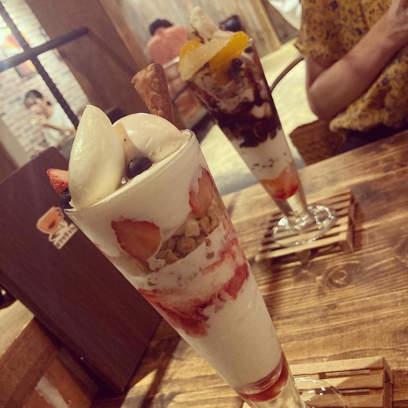 ベリーパフェ(ROJIURA Café)