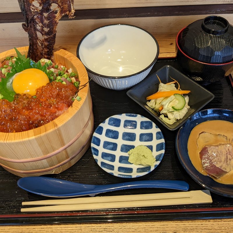 三崎まぐろ丼（上）(今川商店 三崎本店)