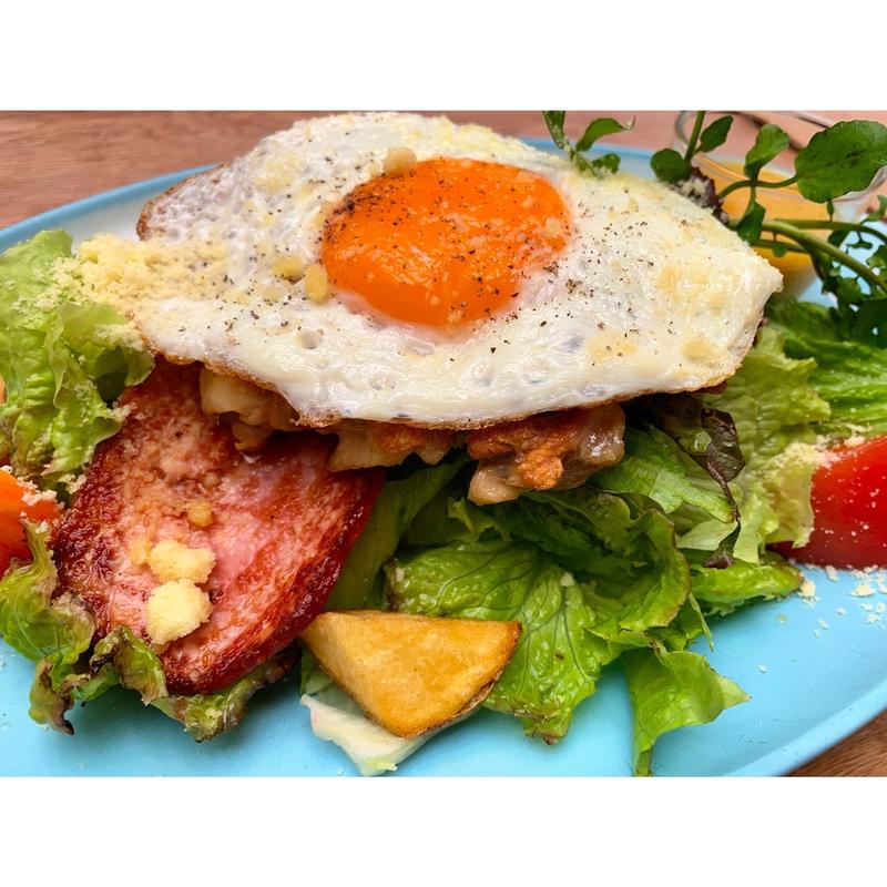 グリルチキンサラダ　ベーコン・目玉焼き・ポテト　イエローフレンチドレッシング(ロンハーマンカフェ神戸店)