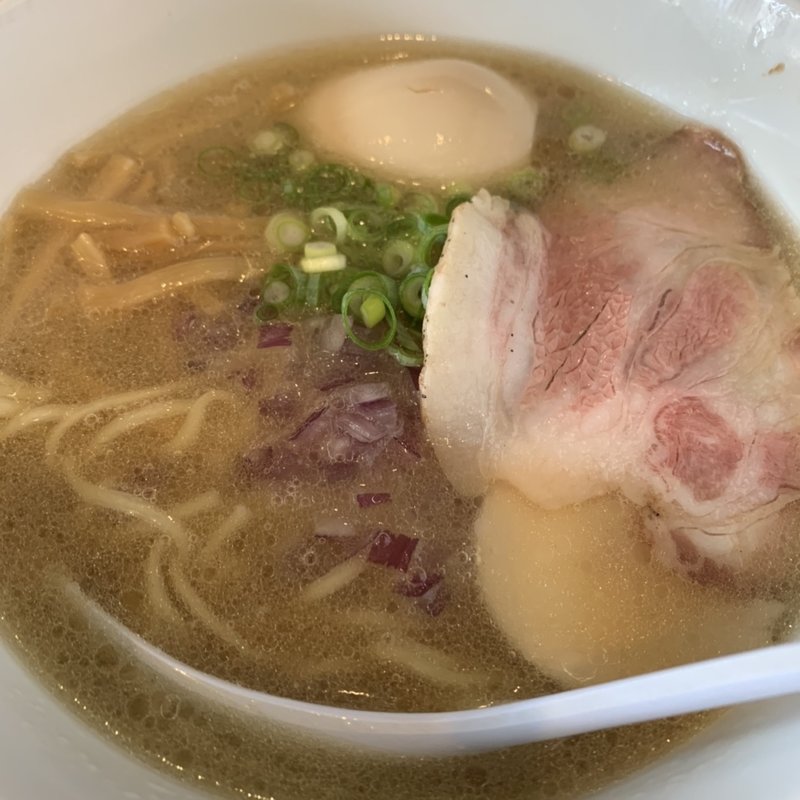 味玉入り濃厚牛骨そば〜貝出汁合わせ〜(醤油)(うみ虎)
