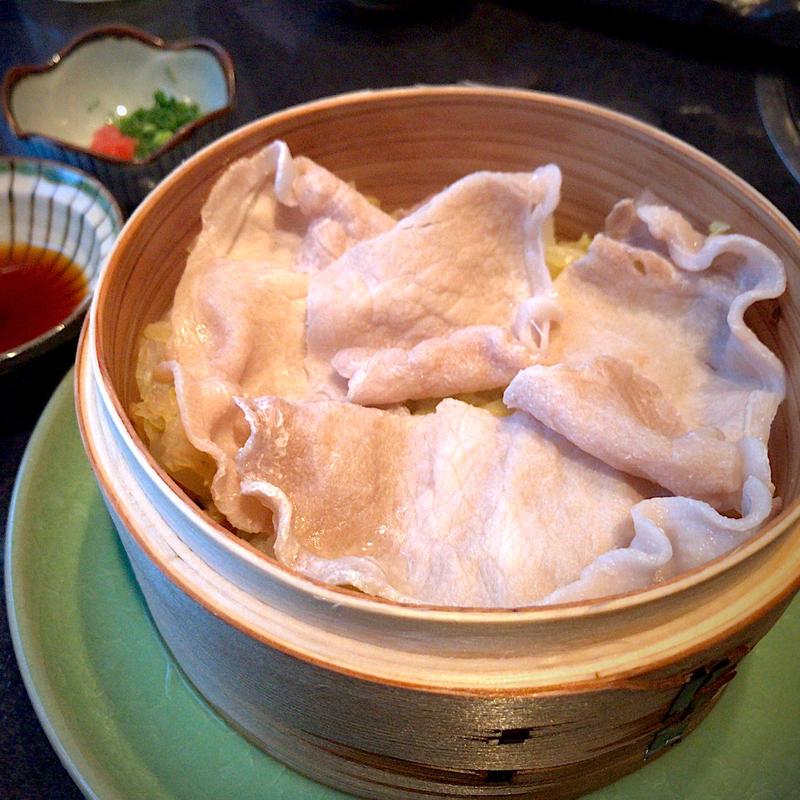牡鹿半島幻の島豚と仙台白菜のせいろ蒸し(伊達な郷土料理と原始焼 牡鹿半島 仙台駅前店 （牡鹿半島）)