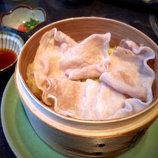 牡鹿半島幻の島豚と仙台白菜のせいろ蒸し(伊達な郷土料理と原始焼 牡鹿半島 仙台駅前店 （牡鹿半島）)