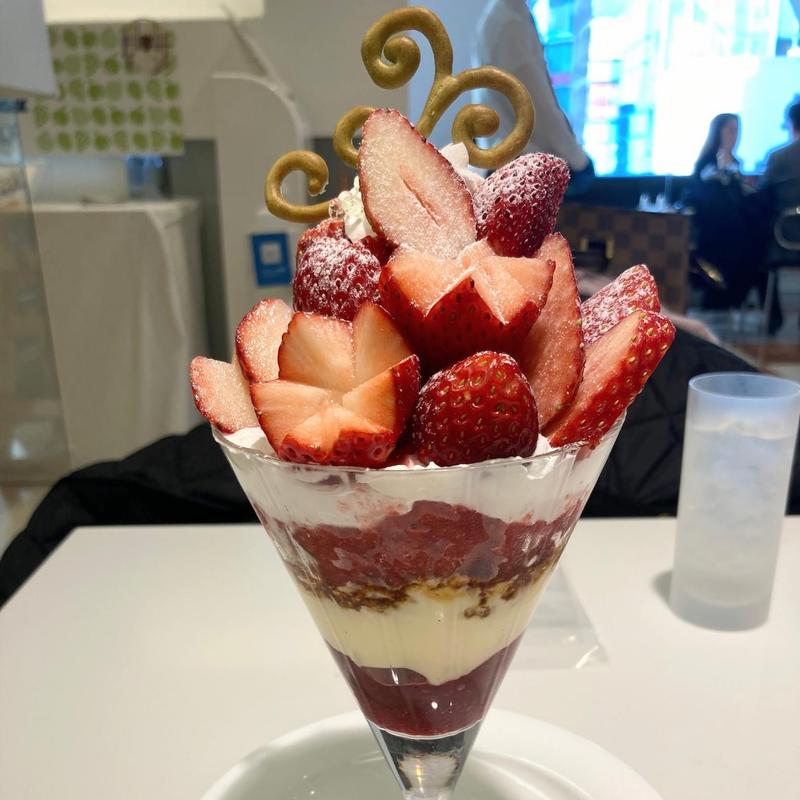 苺のパフェ(タカノフルーツパーラー 地下鉄ビル店 )