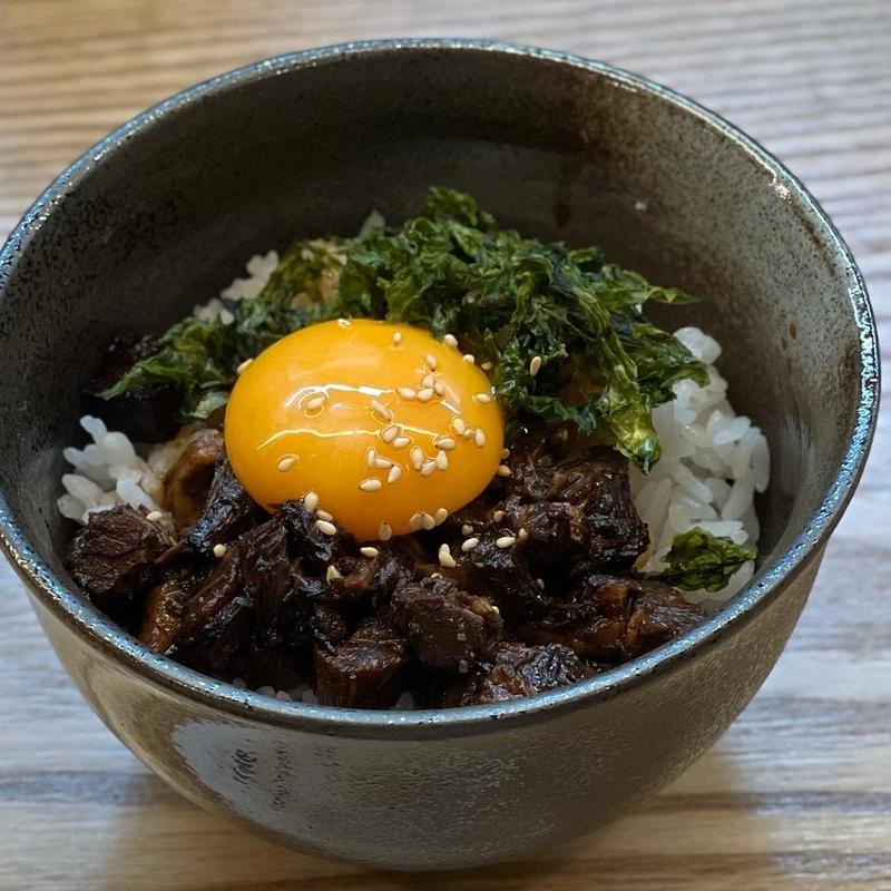 炙り肉玉丼(麺や 小とり 東梅田)