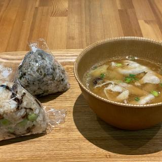 枝豆と塩昆布、じゃこのおにぎり(豚汁セット)(カヤバヤ 横浜ランドマーク店)